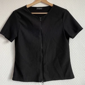 T-shirt  - Tshit med dragkedja ifrån båda ändarna så man kan verkligen styla denna på flera olika sätt  Sitter super fint är en S men skulle passa som M också 