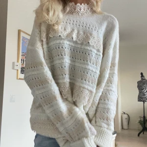 Stickad tröja - Sååå fin stickad tröja från zara som tyvärr aldrig kommit till användning så den är helt som ny🫶🏽