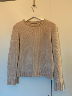 Jättemysig tröja - En jättefin och jätteskön tröja i storlek Xs. Så fin färg och den är jätte mjuk! Tyvärr är den för liten för mig så kommer inte till användning:(