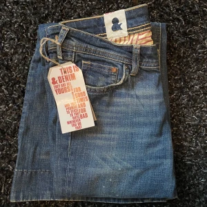 Y2K lågmidjade flaired jeans strl W28”L32” - Helt oanvända lågmidjade flaied jeans köpa på hm under tidigt 2000-tal. Strl W28”L32”  🫧Priset kan diskuteras vid snabb affär🫧