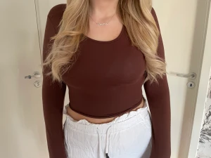 Tröja - Brun tröja med knytning,skönt material och i bra skick. 