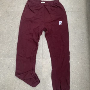 Mjukisbyxor  - Ett par vinröda mjukisbyxor från Ragdoll LA med fickor på sidan. Så coola och unika! Nypris: 1569kr. 