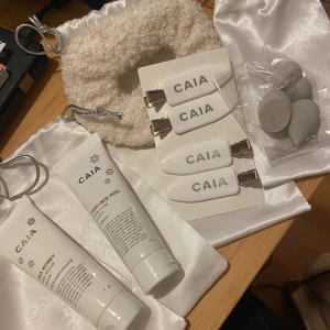 Caia julkalender (köps tsm!) - Säljer allt på bilden tsm från Caia julkalender. Helt oanvänt 🤍🖤🤍🖤🤍🖤🤍   * Face scrub * Peeling mask  * Ett par clips (inte alla fyra utan 2 st)  * (2) st mini beauty blenders   * Scrunchie  * Två pads för rengöring etc, som går att tvätta. Direktköp 200kr