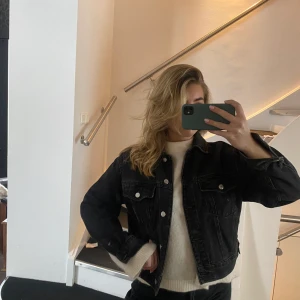 Handmålad jeansjacka  - Jeansjacka från topshop med målat motiv på ryggen. Kort oversize modell. Storlek 34 men liknar 36. Inga fläckar, märken eller andra anmärkningar.
