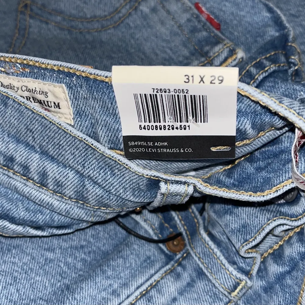 Levis jeans i modellen ”Ribcage Straight Ankle Samba T” Färg: Light indigo Storlek: 31/29 Oanvända. Jeans & Byxor.