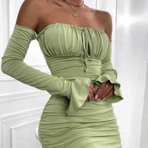 Grön klänning - Denna är använd 1 gång, och fick så många komplimanger av den, verkligen hur fin som helst 😓 