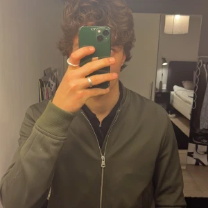 Overshirt / bomberjacka J.Lindeberg  - Skitfet och lyxig bomber modell i en lyxig twill stretch från JLINDEBERG ss22  Har några fläckar här och var går säkert att ta bort har inte testat, men därav pris också  300:- 