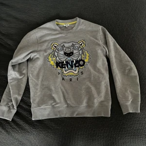 Kenzo Sweater - Säljer min Kenzo tröja i storlek medium som är inköpt på NK Stockhom för ca 2500kr. Knappt använd och säljer nu för endast 600kr. Tveka in på att höra av dig för mer information. 