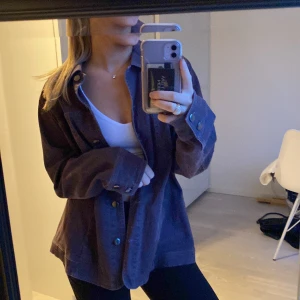 jeans jacka - säljer denna fina lila/röda jackan. Den kommer tyvärr inte till användning längre så hoppas att någon annan kan använda den. Skriv privat för fler bilder 💗💗