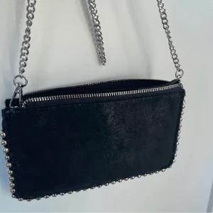 Zara väska - Säljer denna väskan från zara. Ordinariepris 300 kr men säljer för 100 kr + frakt (pris kan diskuteras privat). Använd ett fåtal gånger och säljer då den inte kommer till användning. Otroligt rymlig och fint skick 💞💞 skriv privat vid intresse