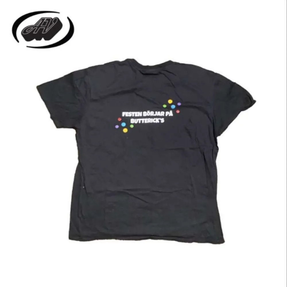 Tjo! Här har vi en ascool Buttericks t-shirt med ballt tryck🤍🖤. T-shirts.