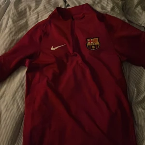 Barcelona Nike tröja  - Barcelona tröja. Är i väldigt fint skick och inga skador, köpt för ungefär 750. Säljer för 250kr👍 Skriv för fler frågor eller bilder👍