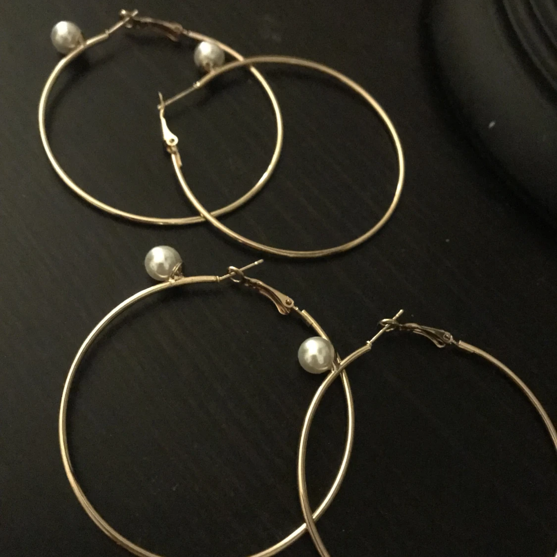 Två bar likadana guldiga örhängen