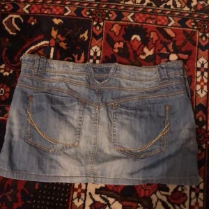 y2k mini jeans skirt - mini kjol köpt på secondhand jätte fin och i bra skick low waist!!