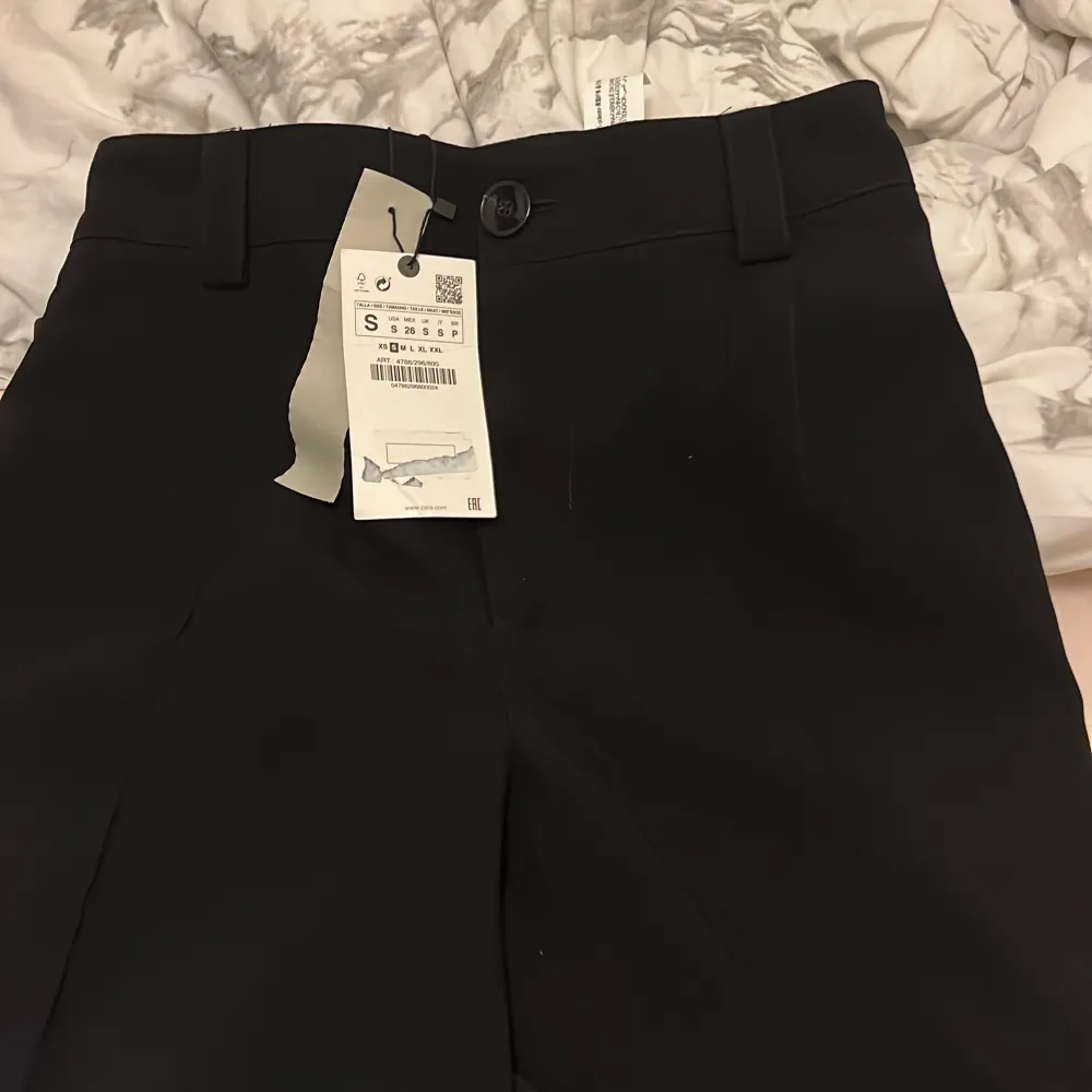 Säljer dessa helt oanvända kostymbyxor från zara. Säljer pågrund av för liten storlek. Dom jag har på mig är exakt likadana bara en storlek större. Snabb affär helst vill bli av med dom så fort så möjligt. Köparen stör för frakten . Farkut & Housut.