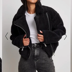 Kort Teddy jacka NAKD - 🤍Kort Teddy jacka från NAKD. Säljer denna korta Teddy jacka från NAKD just för att den sitter som en 34 men är en 36a i storlek. Beror på att den är kort i ryggen.🤍