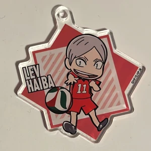 Chibi Lev Haiba acrylic keychain - Lev Haiba (ritat i chibi version) från animeserien Haikyuu!! En nyckelring. Med hans lag t-shirt som extra detalj. Tror den är sällsynt för hittar inga såna online.