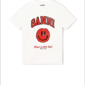 Ganni T-shirt - Säljer denna superfina röda Ganni t-shirt! Jag har haft den ganska länge men inte använd den så jättemycket och den är i fint skick men säljer för 500 + frakt! Prislappen har försvunnit så kan inte se storlek men den passar mig som är XS-S