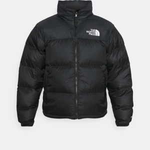 The north face jacka - Säljer min as snygga och varma northf face jacka.   Jackan är i unisex stl S och passar allt från XS-M. Helt i nyskick och inga defekter alls! Nypris: 3700
