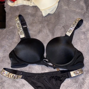 Victoria’S secret sett - Säljer dessa jätte fina underklädes settet från de fina märket victoria’s secret. Bhn passar mig inte längre, BHN storlek 75B trosorna storlek M (trosorna är ganska små i storleken) modellen på trosorna är brazilian 
