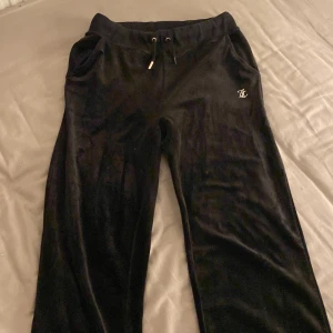 Säljer mina nya juicy byxor, använt hemma en gång fick dom i födelsedagspresent 💕fick dom för 1200kr men säljer dom för 900kr priset kan diskuteras🥰 - St s passar på både folk som använder M i kläder och S i kläder💕jag använder mest M men kan ha s i byxorna.