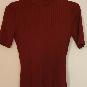 2 topar XS - Två toppar från H&M stl XS, bra skick, paketpris 50kr