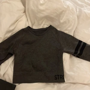 Stranger sett - Ett stronger sett som är nästan helt oandvänt. Färgen är mörkgrå med svarta ränder. Köparen står för frakten💓