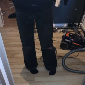 Svarta jeans storlek 38 - Superfina svarta högmidjade jeans ifrån Gina💕! Köpte dem för ca 400 kr och har använt dem 1 gång! 💓Väldigt bra kvalitet fortfarande, dem är som nya!💕💕Skulle säga att de passar storlek S/M💖💞