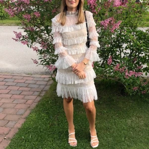 By Malina klänning - Säljer min superfina studentklänning i spets och med volanger från By Malina😊Endast använd en gång på min studentdag så i nyskick✨kostar 2499 kr på deras hemsida men köpt för 1800 kr på Zalando. Säljer för 1500kr + frakt. 