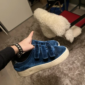 Sandro skor - Skit snygga mörkblåa skor från sandro. Säljer pga använder inte så mycket längre❤️skriv om ni undrar något