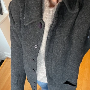 Kappa - Äldre kappa från Flash. Är i en gråaktig färg. I väldigt bra skick☃️❄️Jag är 174cm lång och bär storlek L. 