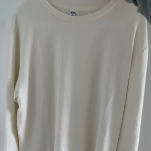 Vit stickad tröja  - En vit stickad tröja från uniqlo, storlek M aldrig använt för den va för stor. Skriv för fler bilder❤️