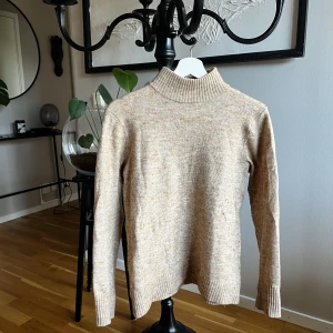 Stickad polotröja - Beige stickad polotröja. Strl m//38