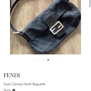 Fendi Baugette - Svart Canvas Fendi Baugette bag säljes i bra skick. Inte använd mycket. Köptes på the vintage bar och den ligger ute där nu också. 