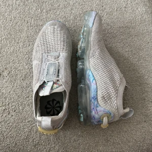 Air Vapormax 2020 Fk CJ6741 100 White/Summit White/White - Mycket sparsamt använda Nike vapormax skor st 37,5. Inga skosnören. Supersköna och lätta.  Nypris: 2 485kr