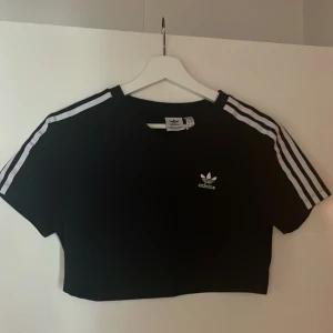 Adidas tröja - Kort adidaströja i bra skick Storlek 36  Pris: 150kr