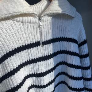Säljer denna populära slutsålda tröjan från GinaTricot. Storlek M och är rimlig till storlek. Tröjan är använd men finns inga slitningar. Buda eller kom med förslag i kommentarerna🧡
