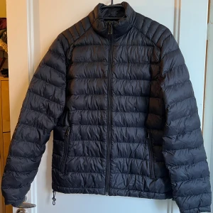 Zara jacka svart Stl S  - Använd ett fåtal ggr. Mycket lätt men varm. 
