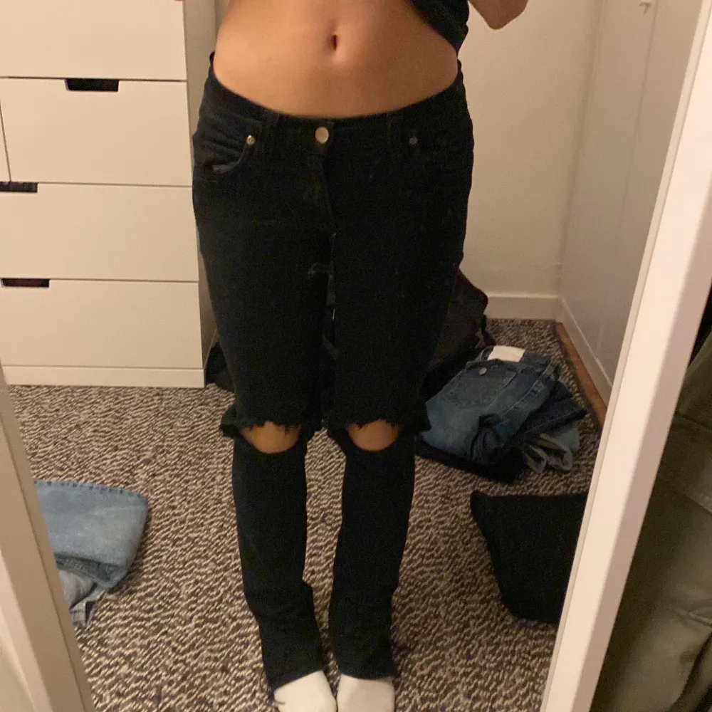 super fina jeans som är helt slutsålda. dem har 2 hål och slita på båda sidorna vid fötterna . Farkut & Housut.