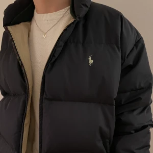 Jacka från Ralph Lauren  - Herr modell i storlek XL  Min brorsas jacka som inte kommer till användning💗  Mörk blå och väldigt varm!  Bara att skriva vid funderingar eller mer bilder! 