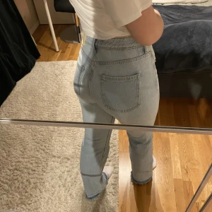 zara jeans - Jeans från zara i bra skick! ⭐️De går ner till golvet på mig som är 1.78