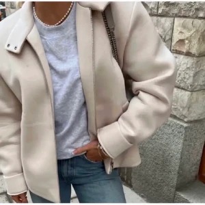 COS kappa - Säljer min jätte fina kappa från cos som tyvärr inte kommer till användning längre. 💥💘 är i M men sitter super fint på mig som vanligtvis är en S/XS. Skriv för fler bilder eller frågor📸