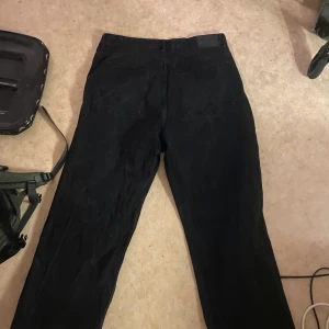 Svarta Baggy byxor strl 48 - Mer bilder kan skickas på hur dom sitter, köpare står för frakt eller högre pris