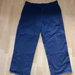 Rätt använda dickies dubble knees Condition 8/10 Avklippta längre ner  Mörkblå