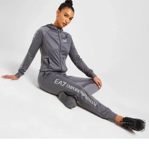 Armani - Det är an Armani dress strl M. Mycket fin skick då den knappt är andvänd 