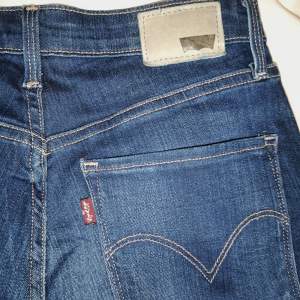 Storlek 27, high rise skinny jeans från Levi's, säljer pga för små 
