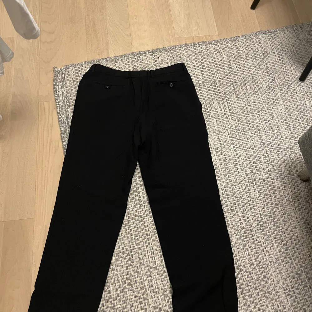 Svarta kostymbyxor, använt 3 gånger🙂. Jeans & Byxor.