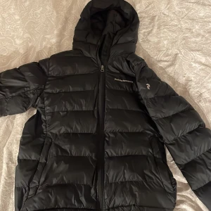 Peak performance dunjacka  - En dunjacka från peak performance i storlek M. Köpte den förra hösten och den är endast använd ett fåtal gånger säljer den då jag inte använder den. Jackan har inga fel och är i bra skick. Den är köpt för 2000kr