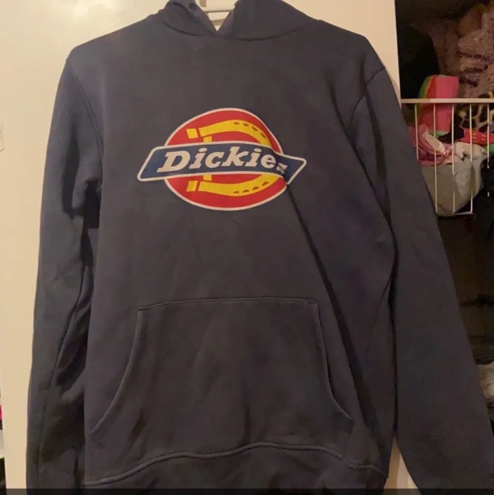 En mörkblå dickies hoodie i strl S, 250kr . Hoodies.