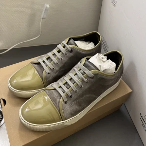 Lanvin - Lanvin skor i storlek 11, passar 45-46 - general wear och lite heeldrag, annars fint skick.  -STEAL!! - ovanlig färg, BIN 1299 sek.